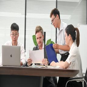 私達は強いR & Dのチームを持って、私達は......に従ってプロダクトを開発し、作り出してもいい。